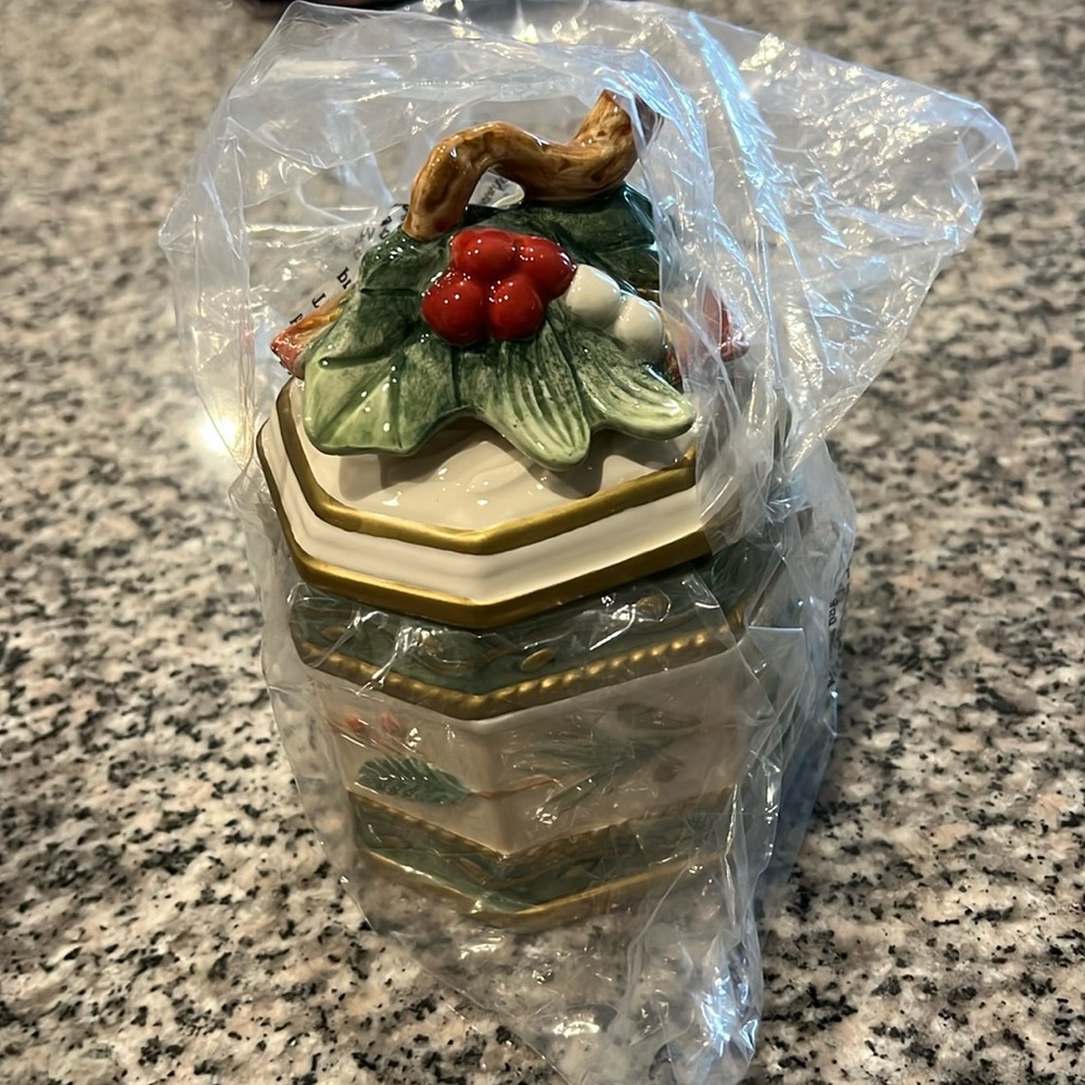New/no box. Fitz And Floyd Classics Winter Wonderland Covered Trinket Box 2004